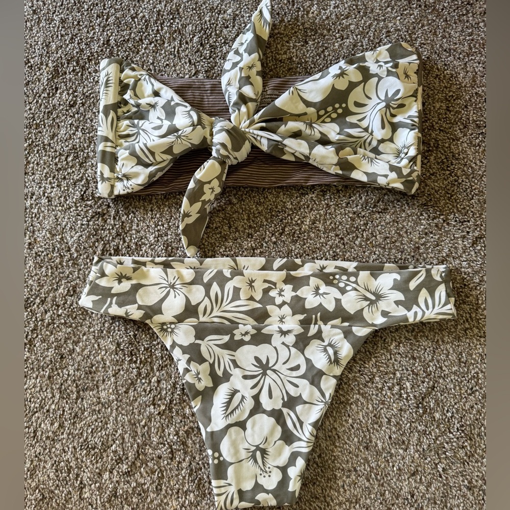 Acacia set, nwot